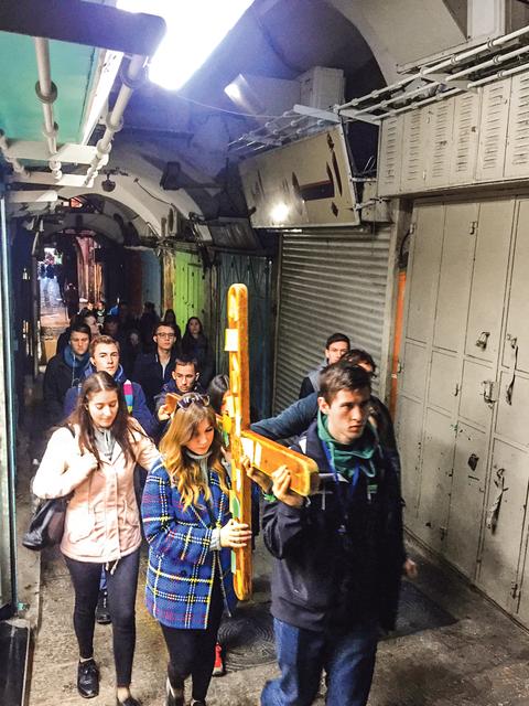 Ein Höhepunkt der Pilgerreise: das Nachgehen des Kreuzwegs auf der Via Dolorosa in der Altstadt von Jerusalem. | Foto: Julia Markon