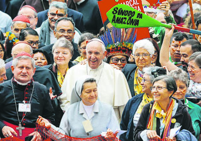 Papst Franziskus, hier mit Synoden-Teilnehmenden im Oktober 2019, hat nun sein nachsynodales Schreiben veröffentlicht.