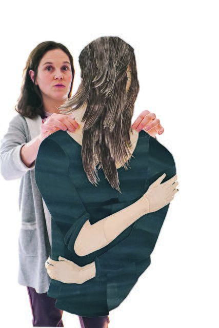 Iris Christine Aue
mit ihrem Objekt
„Rückzug“, 2012.