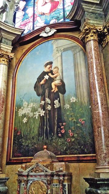 Antonius erhört inmitten von Blumen.   | Foto: Agathe Lauber-Gansterer