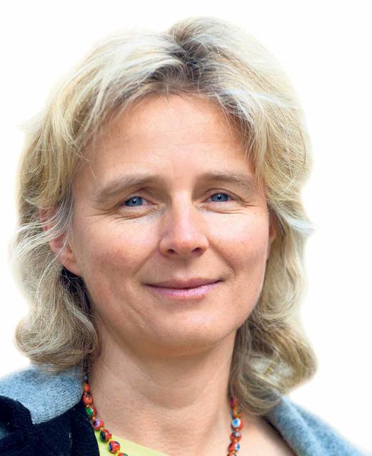 Schwester Melanie Wolfers SDS
Melanie Wolfers SDS gehört der Gemeinschaft der Salvatorianerinnen in Österreich an.
Die studierte Theologin und Philosophin promovierte in theologischer Ethik und arbeitete als Dozentin für Philosophie. Im Anschluss daran war sie als Studierenden-Seelsorgerin in München tätig, bevor sie 2004 in den Orden eintrat.
Sr. Melanie Wolfers leitet
„IMpulsLEBEN“, ein Projekt für junge Erwachsene, das im deutschsprachigen Raum Angebote zu Spiritualität und Lebensorientierung macht.
Sie ist Autorin.