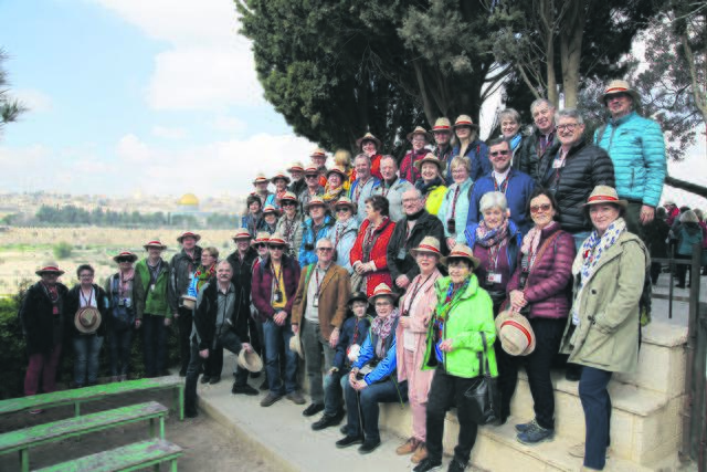 Bunte Pilgerschar
Blick auf die Stadt Jerusalem mit der goldenen Kuppel des muslimischen Felsendoms vom Ölberg aus. In vier Gruppen, im Bild die an den roten Hüten erkennbare Gruppe A, erlebten 185 Pilgernde der „Sonntagsblatt“-Diözesanwallfahrt die biblischen Orte, die Landschaft und die aktuelle Situation im Heiligen Land. | Foto: Foto: Finster
