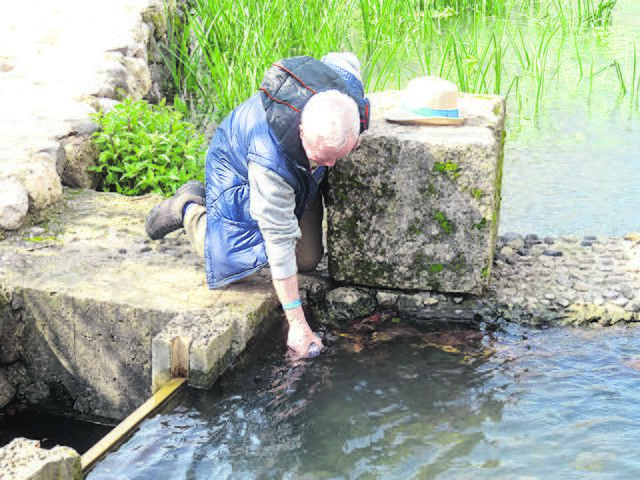 In Banyas, bei einem der drei Jordan-Quellflüsse, nahmen viele Reiseteilnehmer (im Bild Pfarrer Peter Weberhofer) Jordanwasser mit nach Hause.   | Foto: Foto: Heckel