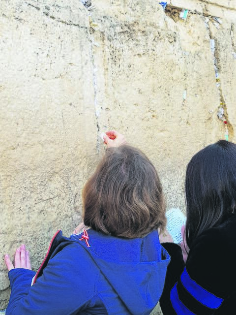 Die Klagemauer am Tempelberg in Jerusalem, auch Westmauer genannt, war die westliche Begrenzung des zweiten Tempels. Pilger schreiben Wünsche auf Zettel und stecken diese zwischen die Steine der Mauer – wie auch Reisebegleiterin Kordula Klass.  | Foto: Foto: Hohl