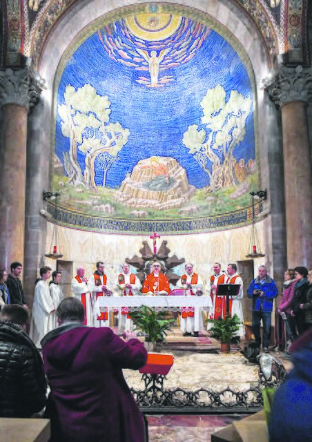 Im Garten Getsemane steht die Kirche der Nationen. Am Fuße des Ölbergs feierten alle vier Busgruppen und die Jugendgruppe mit Bischof Wilhelm Krautwaschl und allen mitgereisten Priestern einen eindrucksvollen Gottesdienst. | Foto: Foto: Hinterberger-Meister