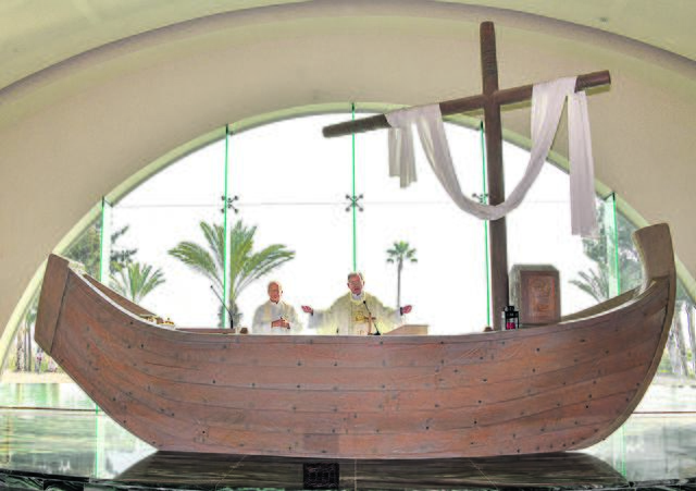 Magdala liegt am See Gennesaret in Galiläa. Spirituelle Mitte des Magdala Centers ist der Raum „Duc In Altum”, in dem unsere Reisegemeinschaft vor einem Schiff-Altar Gottesdienst feierte. Daneben befinden sich Reste einer Synagoge des 1. Jh. | Foto: Foto: Hinterberger-Meister