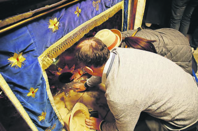 Die Geburtsstelle Jesu war vermutlich kein Stall, sondern eine Höhle. Der 14-zackige Stern in der Grotte der Geburtskirche in Betlehem lädt zum (wegen der vielen Pilger) kurzen Verweilen ein. | Foto: Foto: Finster