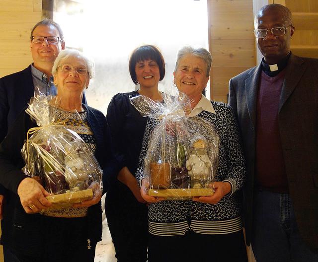 Im Bild mit den Geschenkkörben: Maria Goller und Philomena Lienharter.