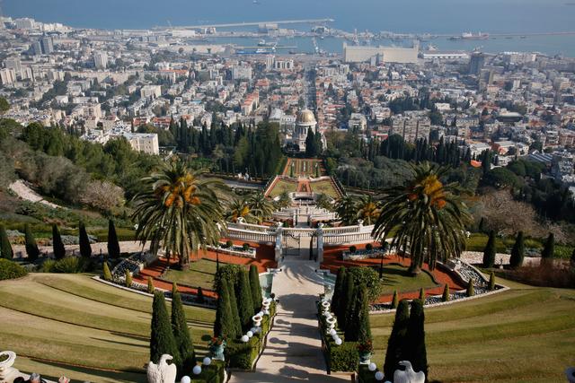 Bahai-Weltzentrum in Haifa, wundeschöne Gartenanlage,
im Hintergrund Stadt und Hafenanlage | Foto: Finster