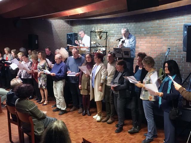 Bereits vor 35 Jahren unterstützte der Chor der Pfarre die christlichen Liedermacher Porsch und Romanek bei der Aufnahme ihrer ersten Platte. | Foto: W. Linhart