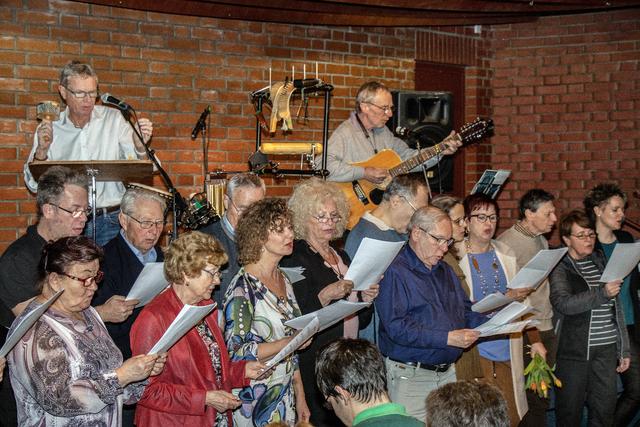 Der Chor der Pfarre "Auferstehung Christi" studierte auch zwei Lieder mit dem Musikerduo ein. | Foto: Karl Grohmann