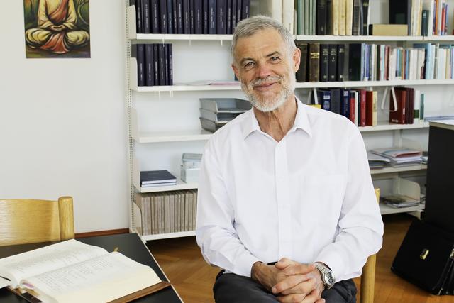 P. Georg Fischer ist Professor am Institut für Bibelwissenschaften und Historische Theologie der Universität Innsbruck. Im Tiroler Sonntag-Interview meint er: „Ich wünsche den Menschen mehr Ruhe und einen weiten Horizont."