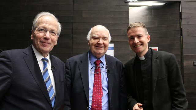 Die Mathematiker Rudolf Taschner und John Lennox mit dem Leiter der Katholischen Hochschulgemeinde Wiens, Pater Simon De Keukelaere FSO. | Foto: Lukas Leonte