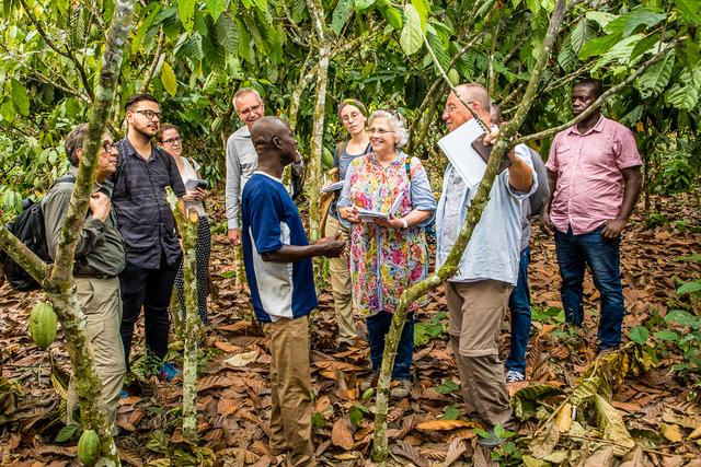 Aglaë Hagg-Thun, die für Oikocredit seit vielen Jahren ehrenamtlich tätig ist, macht sich selbst ein Bild von der Situation der Menschen in Ghana. | Foto: Opmeer Reports