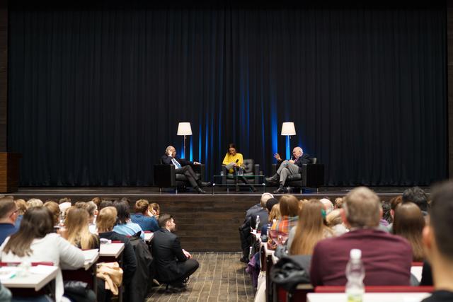 Junge Menschen lauschten gespannt der Diskussion über Wissenschaft und Glaube zu. | Foto: Lukas Leonte
