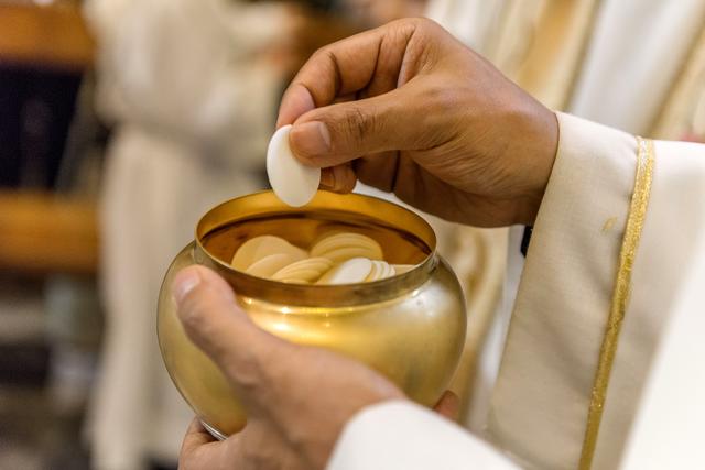 Keine Mundkommunion und andere Hygienemaßnahmen: Kirchen sollen weiterhin sichere Orte bleiben.