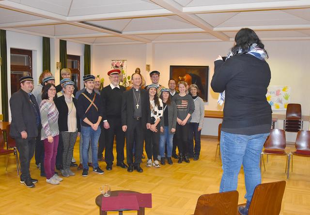 Austauschabend mit Jugendlichen. Anschließend gibt es ein gemeinsames Foto für die NÖN. | Foto: EDW