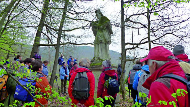 Pilgergruppe vor einer Statue des heiligen Nepomuk beim Stift Altenburg. | Foto: zVg