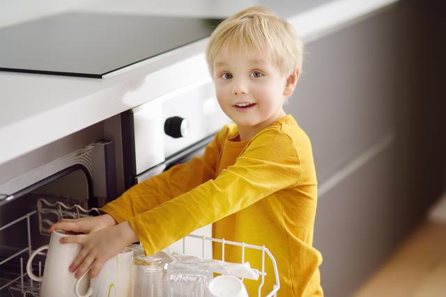 Kinder können im Haushalt helfen, also beim Kochen, Einräumen und Leeren der Spülmaschine, Müllentsorgen oder Wäscheaufhängen. Fragen Sie Ihre Kinder, wo sie sich einbringen möchten, das ist auch gut gegen Langeweile.  | Foto: ©Maria Sbytova - stock.adobe.com