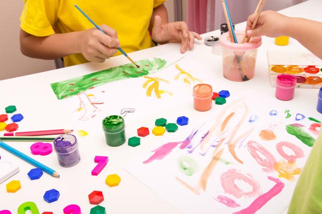 Malen und basteln, aber auch lesen können größere Kinder schon alleine. Das schafft Zeit für die Tätigkeiten, die die Erwachsenen zu erledigen haben.  | Foto: ©SMAK_Photo - stock.adobe.com