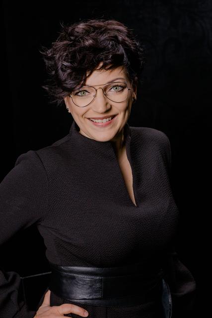 Die selbstständige Frisörin Eva Walch spricht die wirtschaftlichen Auswirkungen der derzeitigen Krise an.