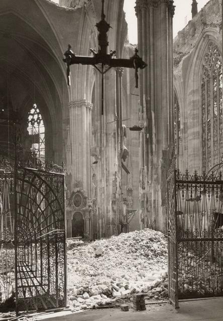 Zerstörter Dom mit Überbleibsel des Lettnerkreuzes | Foto: Dom- und Diözesanarchiv Wien