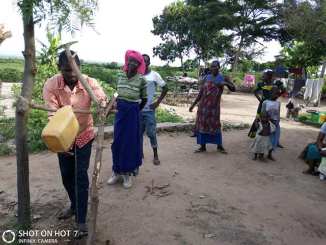 Händewaschen mit einem 5-Liter-Kanister. | Foto: Foto: Tumaini Matutu