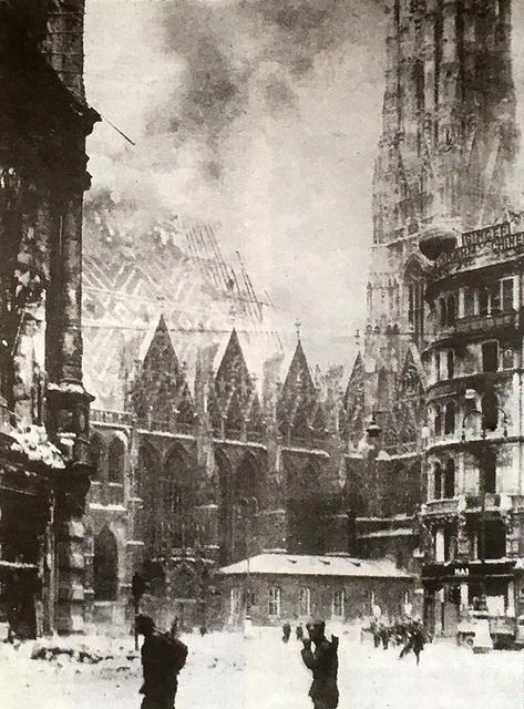 Der Dachstuhl aus Lärchenholz brannte lichterloh. | Foto: Archiv