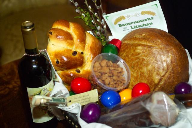Osterspeisen mit Eiern, Striegel, Wein und Grammeln