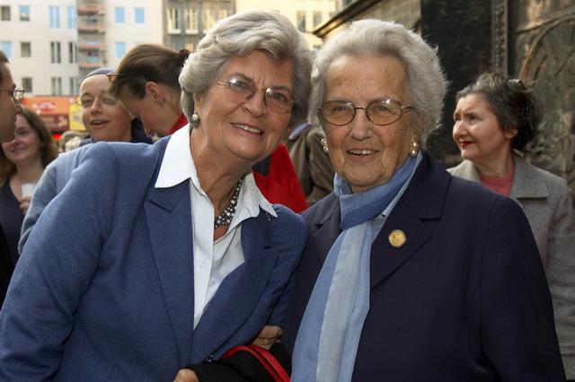 Sternkreuzdamen unter sich: Franziska Hussarek-Heinlein und Eleonore Schönborn; Wien, 1.10.2005 | Foto: kathbild.at / Franz Josef Rupprecht