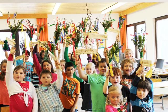 Die Tradition des Ratschens wird im Stanzertal eifrig gepflegt.