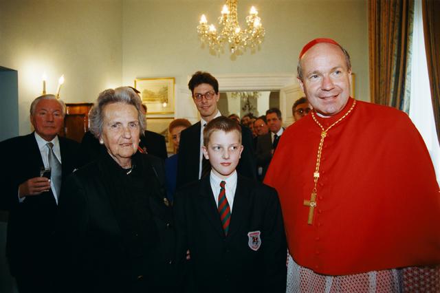 Rom, 21. Februar 1998. Eleonore Schönborn mit ihrem an diesem Tag zum Kardinal kreierten Sohn Christoph bei einem Empfang in der österreichischen Botschaft beim Hl. Stuhl. | Foto: kathbild.at / Franz Josef Rupprecht