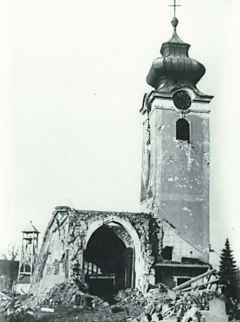 Die Pfarrkirche von Rust nach einem Bombenangriff. Mühevoll wurden die Trümmer weggeräumt. Anschließend begann der Wiederaufbau der Kirche von Rust. | Foto: Gemeinde Rust