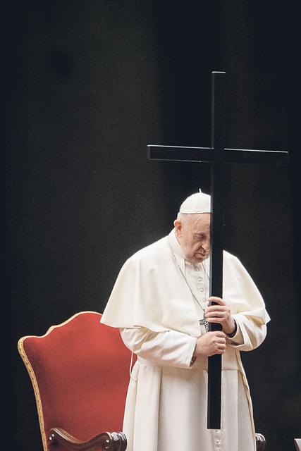 Bei der 14. Station übernahm Papst Franziskus selbst das Kreuz, das zuvor verschiedene Personen über den Petersplatz trugen.