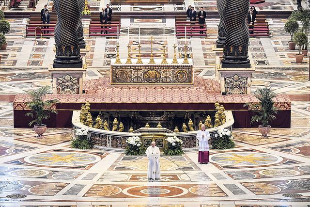 In den leeren Petersdom, aber wohl keineswegs ins Leere sprach Papst Franziskus seine Osterbotschaften, in der er zu einem spürbaren Geist der Solidarität aufrief und neben der Corona-Pandemie auch die anderen weltweiten Nöte nicht vergaß.