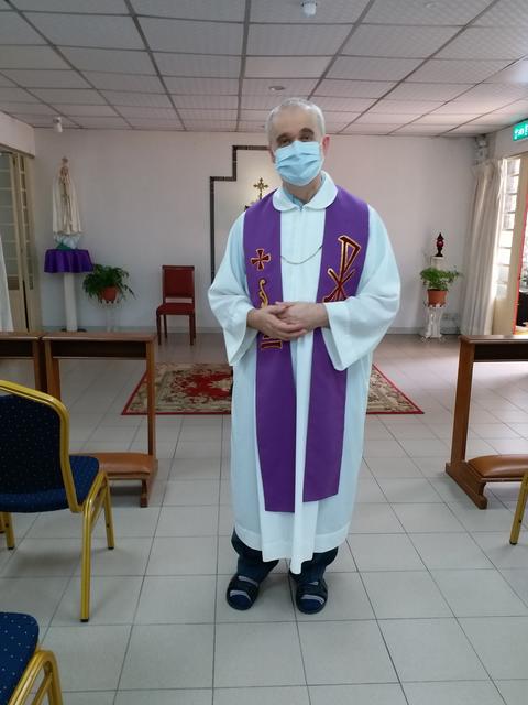 P. Franz Gassner mit Mund-Nasenschutz in seiner
Kirche in Macao.