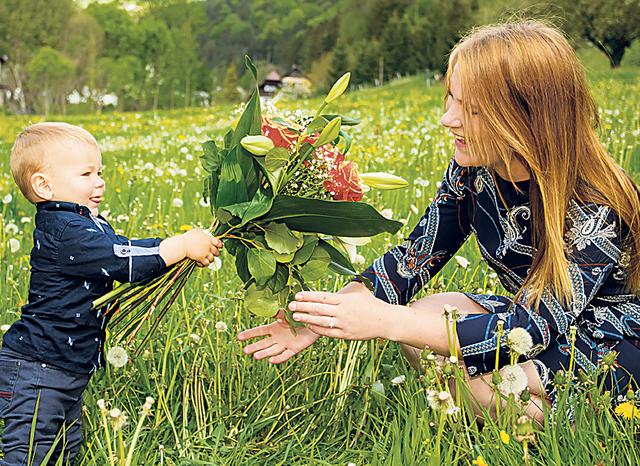 Blumen für Mama. Noah weiß schon, womit er seiner Mama eine Freude machen kann.