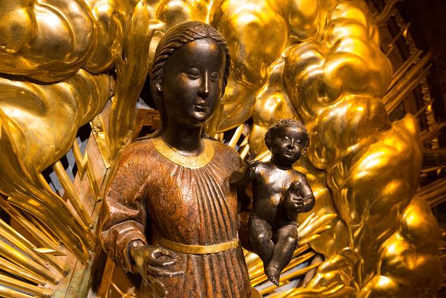 Das Einsiedler Gnadenbild. Das jetzt schwarze Antlitz und die schwarzen Hände der Madonna und des Jesuskindes waren ursprünglich farbig glasiert. Sie wurden durch den Rauch und Russ der vielen Kerzen und Öllampen, die ständig in der Kapelle brennen, im Laufe der Jahrhunderte silberschwarz. Schon im 17. Jahrhundert sprach man einfach von der „Schwarzen Madonna von Einsiedeln“.
 | Foto: Kloster Einsiedeln