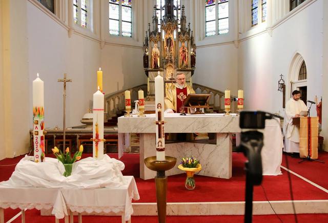 Dekanat Wien 18: Osternachtfeier in St. Severin mit vier Osterkerzen.