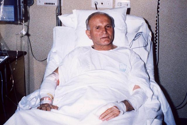 Papst Johannes Paul II. im römischen Gemelli-Krankenhaus nach den Schüssen auf ihn vom 13. Mai 1981. | Foto: Ansa/EPA/picturedesk.com