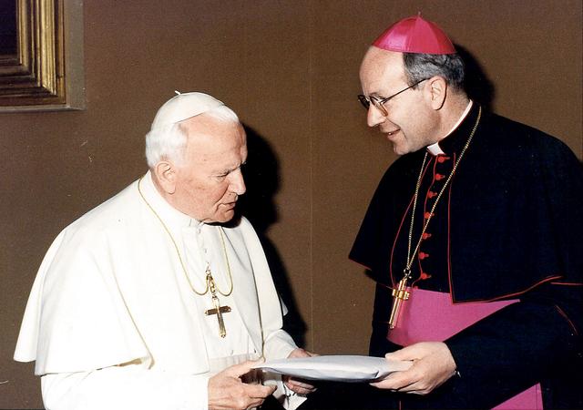 Ein Vertrauter: Erzbischof Christoph Schönborn mit Papst Johannes Paul II.  | Foto: Erzbischöfliches Sekretariat Wien