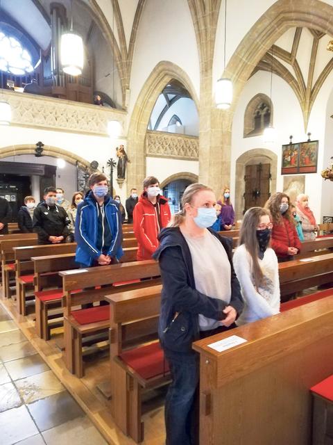 Gläubige mit Schutzmaske in der Pfarrkirche Brunn am Gebirge. | Foto: Pfarre Brunn am Gebirge