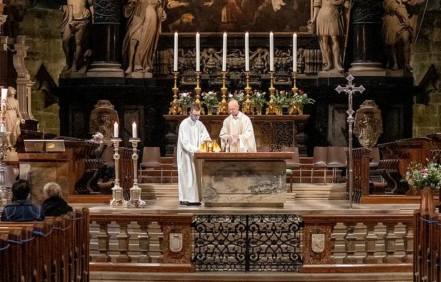 Priester und Gläubige mit Schutzmaske bestimmen nicht nur das Bild im Wiener Stephandom, sondern in der ganzen Diözese Wien. | Foto: Stephan Schönlaub