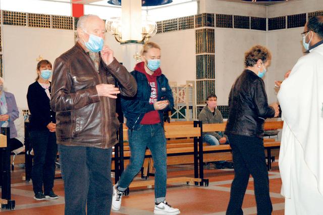 Pfarre Am Schöpfwerk; Die Kommunion mit Schutzmaske war für viele Gläubige noch ungewohnt. | Foto: Pfarre Am Schöpfwerk