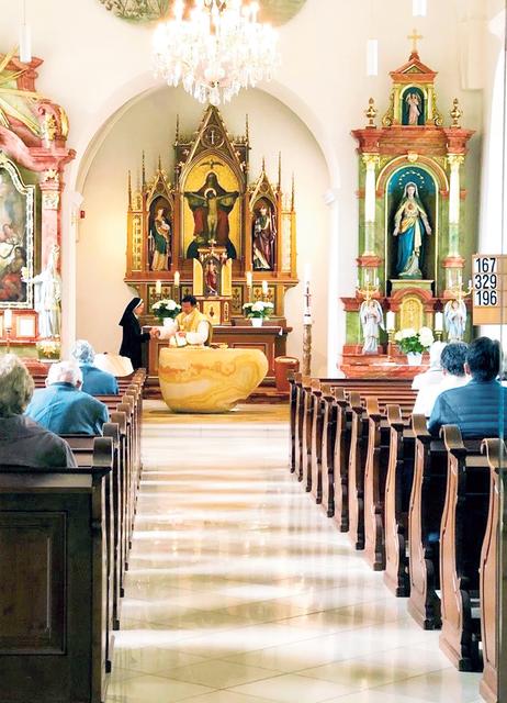 Pfarrkirche Tattendorf: Alle Kirchenbesucher saßen einzeln in jeder zweiten Reihe. | Foto: Pfarre Tattendorf