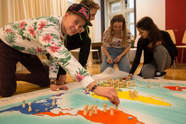 Bildungsarbeit hier in der Steiermark ist ein wichtiges Standbein von Welthaus. Hier lernen Schülerinnen und Schüler spielerisch mit dem WeltSpiel die Verteilung der Weltbevölkerung und des Welteinkommens. Das WeltSpiel kann bei Welthaus Graz käuflich erworben oder entlehnt werden. | Foto: Ernst Zerche 