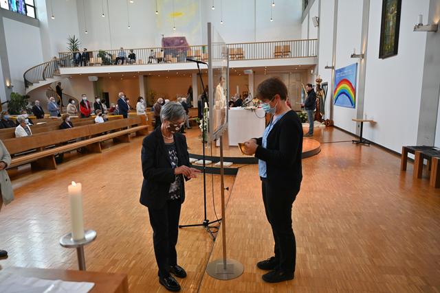 Die Kommunion wurde unter einer Schutzglasscheibe durchgegeben. | Foto: Katholische Kirche Vorarlberg / Elisabeth Willi