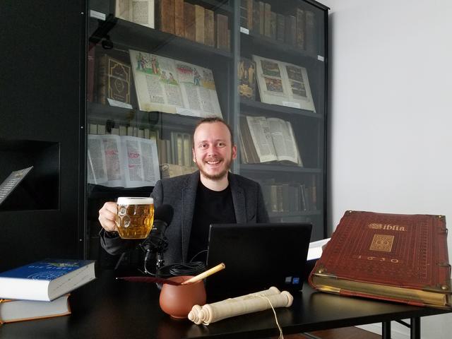 Stefan Haider wird das Bibel-Pub-Quiz live vom Bibelzentrum am MuseumsQuartier aus moderieren.