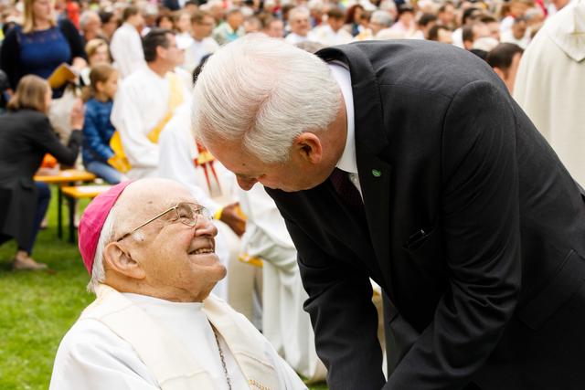Herzliche Begrüßung zwischen Altbischof Weber und Landeshauptmann Schützenhöfer beim Diözesanjubiläum 2018. | Foto: Neuhold