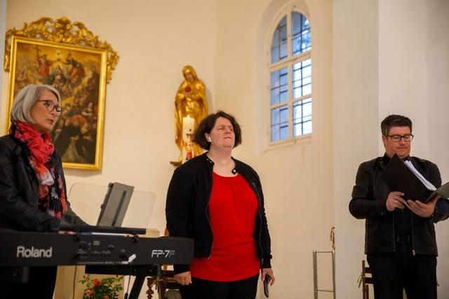 GRAZ-ALLERHEILIGENKIRCHE. „Veni, Sanc-te Spiritus!“ Mit diesem Taizé-Ruf nach dem Kommen des Geistes eröffneten Gudrun Topf, Sandra Seiwald und Jörg Zazworka die Verse der Pfingstsequenz. Einsicht, die göttliche Sicht auf das Leben, ist eine besondere Gabe des schöpferischen Geistes. | Foto: Neuhold